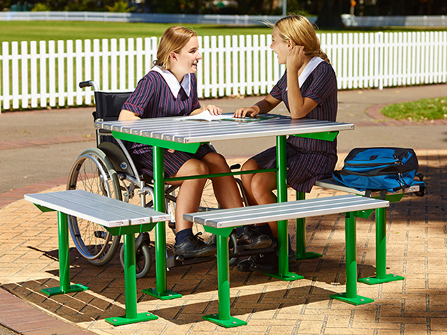 Escola, the new kid in school